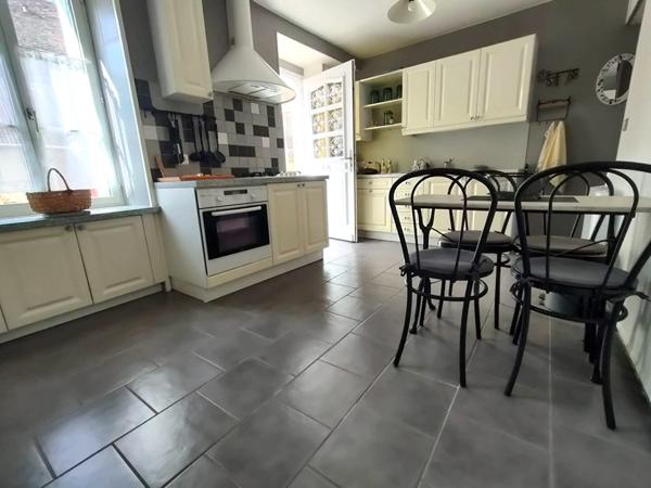 Maison aux beaux volumes, 3 chambres, garage double, cour fermée