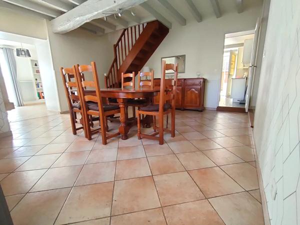 Maison aux beaux volumes, 3 chambres, garage double, cour fermée