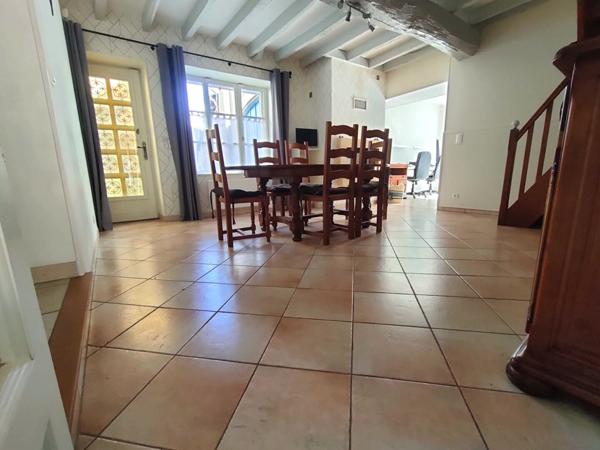 Maison aux beaux volumes, 3 chambres, garage double, cour fermée