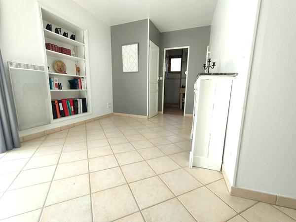 Maison aux beaux volumes, 3 chambres, garage double, cour fermée