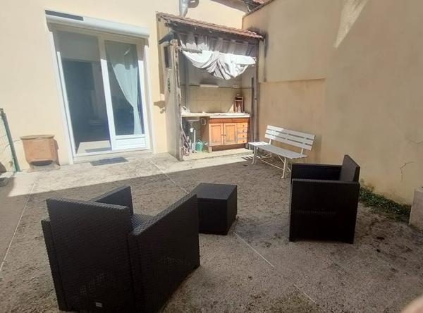 Maison aux beaux volumes, 3 chambres, garage double, cour fermée