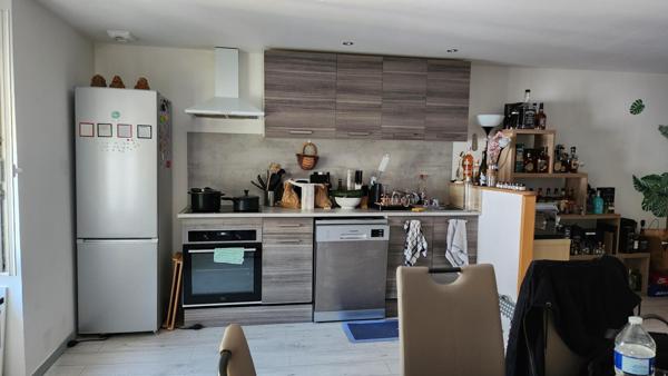 Appartement au 2e étage d'une copropriété en parfait état à 5 min de Salins et des commodités