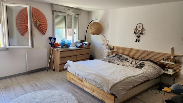 Appartement au 2e étage d'une copropriété en parfait état à 5 min de Salins et des commodités