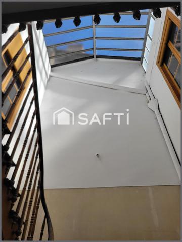 Immeuble à fort potentiel et local commercial avec studio.