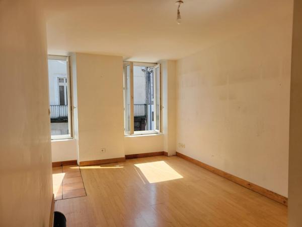 Immeuble à fort potentiel et local commercial avec studio.