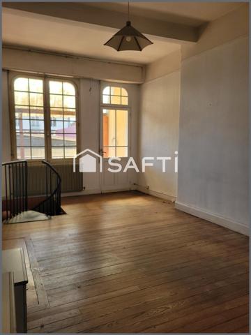 Immeuble à fort potentiel et local commercial avec studio.