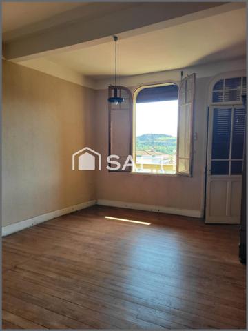 Immeuble à fort potentiel et local commercial avec studio.