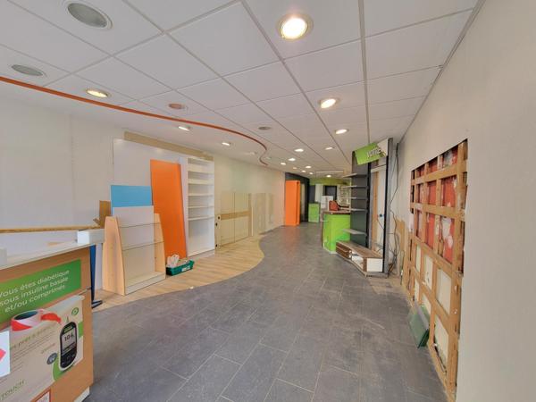 Immeuble à fort potentiel et local commercial avec studio.