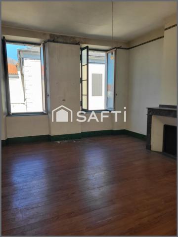 Immeuble à fort potentiel et local commercial avec studio.