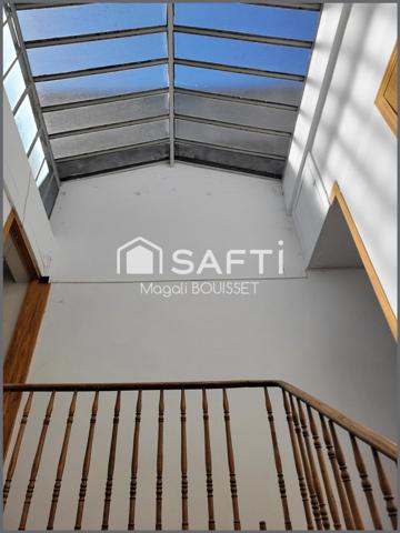 Immeuble à fort potentiel et local commercial avec studio.