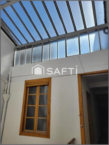 Immeuble à fort potentiel et local commercial avec studio.