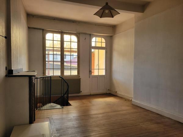 Immeuble à fort potentiel et local commercial avec studio.