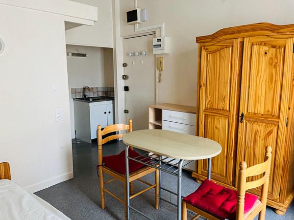 A LOUER STUDIO MEUBLE CENTRE VILLE DE ST QUENTIN 02100