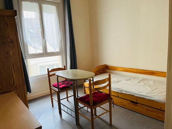 A LOUER STUDIO MEUBLE CENTRE VILLE DE ST QUENTIN 02100