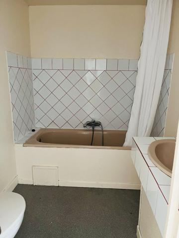 A LOUER STUDIO MEUBLE CENTRE VILLE DE ST QUENTIN 02100