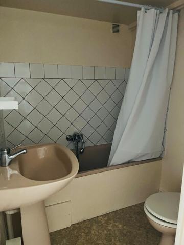 A LOUER STUDIO MEUBLE CENTRE VILLE DE ST QUENTIN 02100
