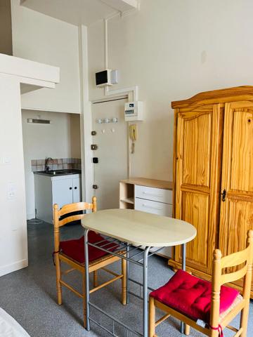 A LOUER STUDIO MEUBLE CENTRE VILLE DE ST QUENTIN 02100
