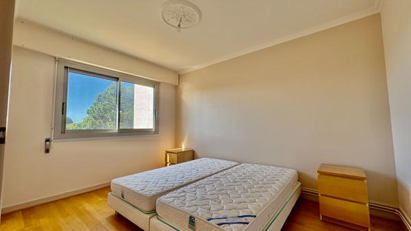 Quartier Albert 1er : appartement traversant de 102 m² avec balcon, cave et parking