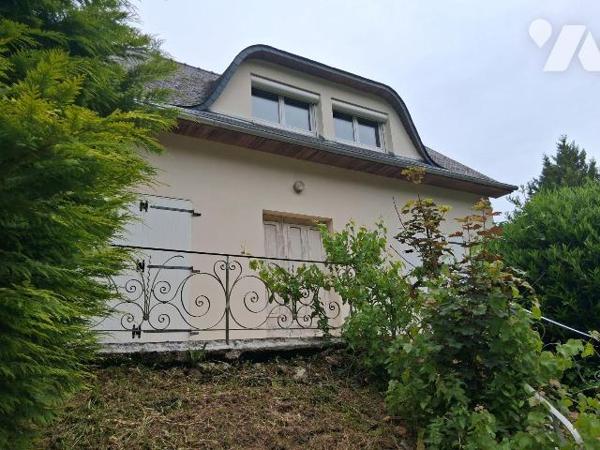 Grande maison d'habitation comprenant au sous-sol : un garage, une buanderie, une arrière-cuisi...