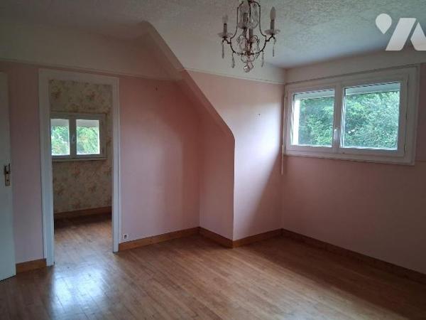 Grande maison d'habitation comprenant au sous-sol : un garage, une buanderie, une arrière-cuisi...