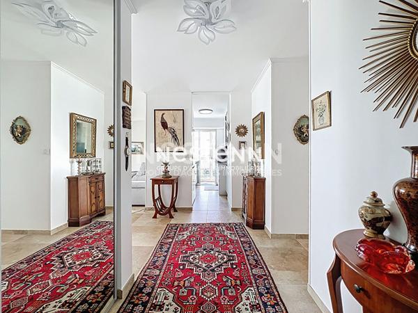 Golfe Juan - Vue mer - 3P - 106m² - Centre ville - Véranda - Sud - (Loi carrez 81m²) - Garage en SUS