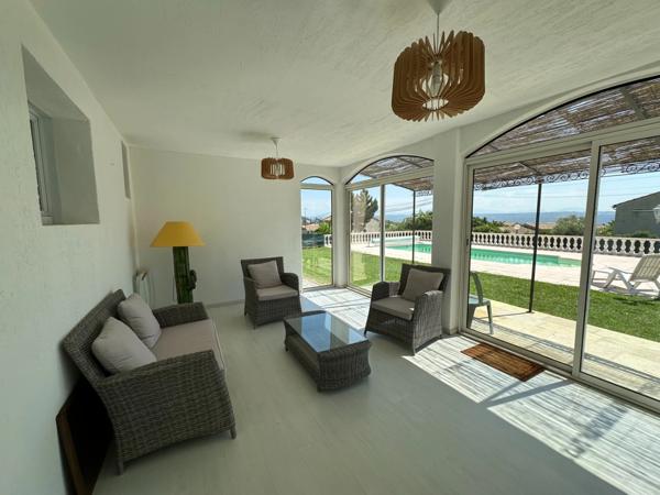 Maison familiale avec piscine, vue panoramique et cadre privilégié