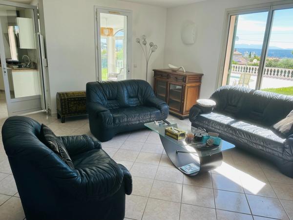 Maison familiale avec piscine, vue panoramique et cadre privilégié