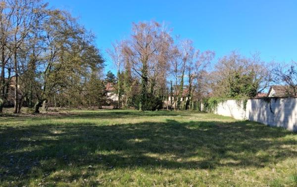 Terrain
        
        - 300 m² 130 000 € *