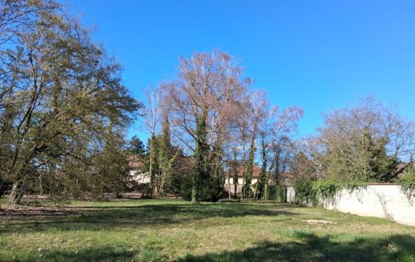 Terrain
        
        - 300 m² 130 000 € *