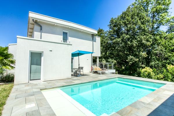 Maison
         7 pièces
        - 175 m² Bien prestige 950 000 € *