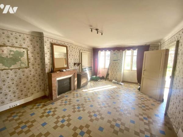 Une maison d'habitation à étage à rénover