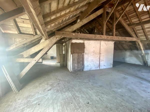 Une maison d'habitation à étage à rénover