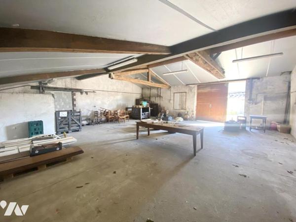 Une maison d'habitation à étage à rénover