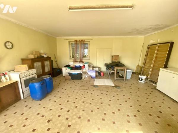 Une maison d'habitation à étage à rénover