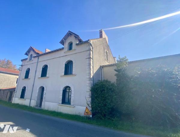 Une maison d'habitation à étage à rénover