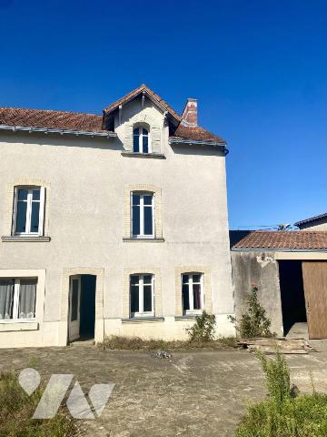 Une maison d'habitation à étage à rénover