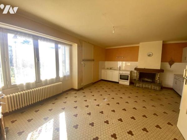 Une maison d'habitation à étage à rénover