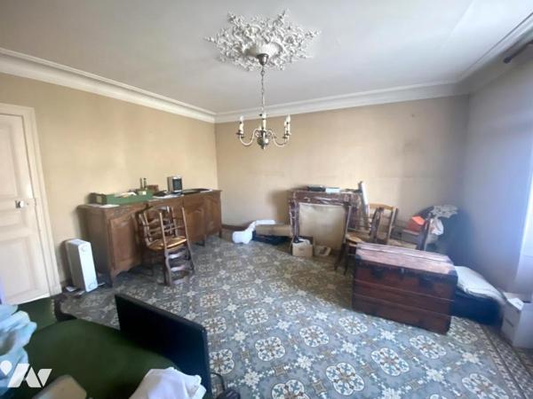 Une maison d'habitation à étage à rénover