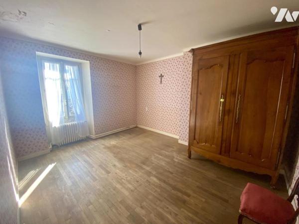 Une maison d'habitation à étage à rénover