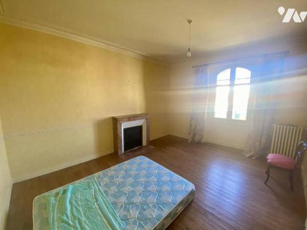 Une maison d'habitation à étage à rénover