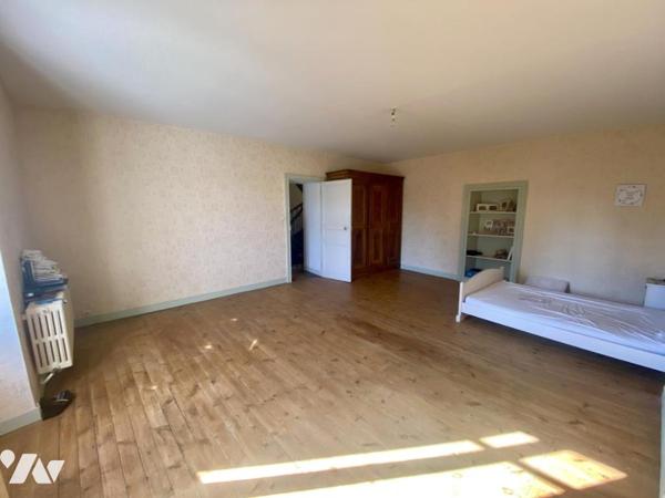 Une maison d'habitation à étage à rénover