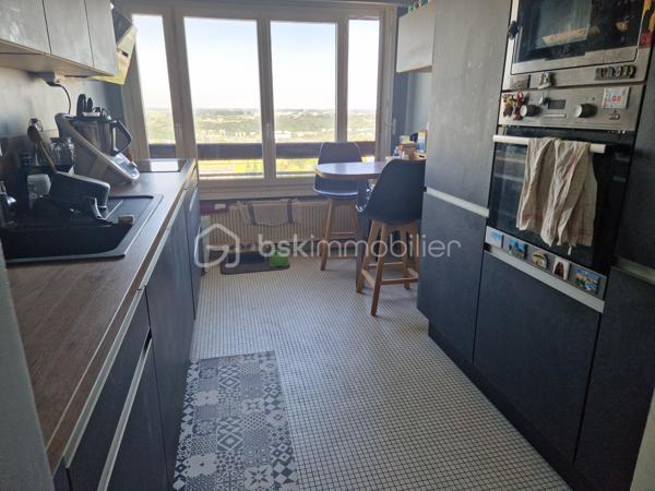 Ce bel appartement avec vue sur la baie de seine, dans une résidence sécurisé est entièrement rénové,  bien placé à proximité des commerces, des écoles et des transports.
Dès l'arrivée, un hall spacieux donne accès à un grand séjour salon et une cuisine aménagée et équipée lumineuse, un espace nuit avec ses deux chambres, une salle de bains et un wc indépendant. Une pièce de rangement.
Vous pourrez profiter d'une place parking en sous-sol et d'une cave.
A VOIR ABSOLUMENT !