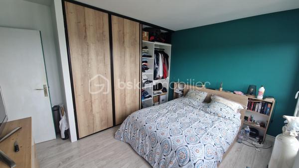 Ce bel appartement avec vue sur la baie de seine, dans une résidence sécurisé est entièrement rénové,  bien placé à proximité des commerces, des écoles et des transports.
Dès l'arrivée, un hall spacieux donne accès à un grand séjour salon et une cuisine aménagée et équipée lumineuse, un espace nuit avec ses deux chambres, une salle de bains et un wc indépendant. Une pièce de rangement.
Vous pourrez profiter d'une place parking en sous-sol et d'une cave.
A VOIR ABSOLUMENT !
