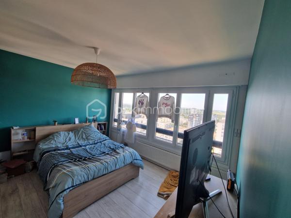 Ce bel appartement avec vue sur la baie de seine, dans une résidence sécurisé est entièrement rénové,  bien placé à proximité des commerces, des écoles et des transports.
Dès l'arrivée, un hall spacieux donne accès à un grand séjour salon et une cuisine aménagée et équipée lumineuse, un espace nuit avec ses deux chambres, une salle de bains et un wc indépendant. Une pièce de rangement.
Vous pourrez profiter d'une place parking en sous-sol et d'une cave.
A VOIR ABSOLUMENT !