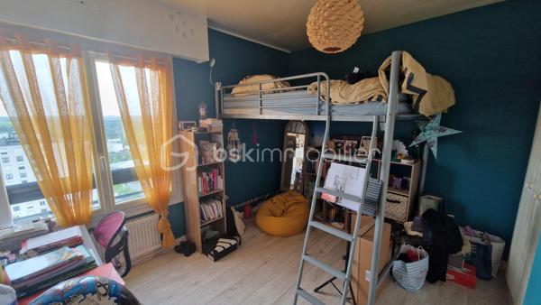 Ce bel appartement avec vue sur la baie de seine, dans une résidence sécurisé est entièrement rénové,  bien placé à proximité des commerces, des écoles et des transports.
Dès l'arrivée, un hall spacieux donne accès à un grand séjour salon et une cuisine aménagée et équipée lumineuse, un espace nuit avec ses deux chambres, une salle de bains et un wc indépendant. Une pièce de rangement.
Vous pourrez profiter d'une place parking en sous-sol et d'une cave.
A VOIR ABSOLUMENT !
