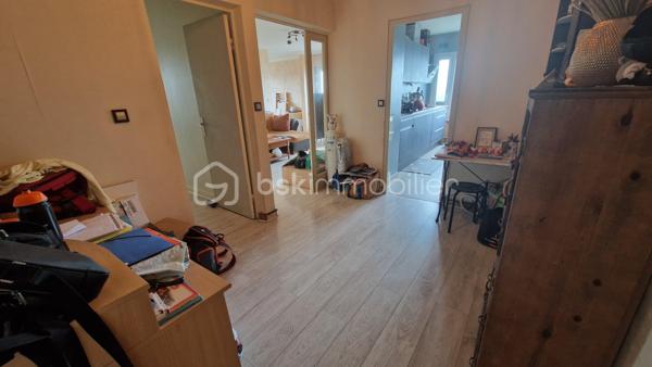 Ce bel appartement avec vue sur la baie de seine, dans une résidence sécurisé est entièrement rénové,  bien placé à proximité des commerces, des écoles et des transports.
Dès l'arrivée, un hall spacieux donne accès à un grand séjour salon et une cuisine aménagée et équipée lumineuse, un espace nuit avec ses deux chambres, une salle de bains et un wc indépendant. Une pièce de rangement.
Vous pourrez profiter d'une place parking en sous-sol et d'une cave.
A VOIR ABSOLUMENT !