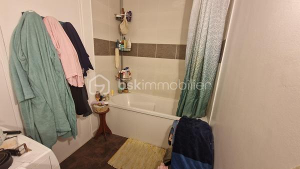 Ce bel appartement avec vue sur la baie de seine, dans une résidence sécurisé est entièrement rénové,  bien placé à proximité des commerces, des écoles et des transports.
Dès l'arrivée, un hall spacieux donne accès à un grand séjour salon et une cuisine aménagée et équipée lumineuse, un espace nuit avec ses deux chambres, une salle de bains et un wc indépendant. Une pièce de rangement.
Vous pourrez profiter d'une place parking en sous-sol et d'une cave.
A VOIR ABSOLUMENT !