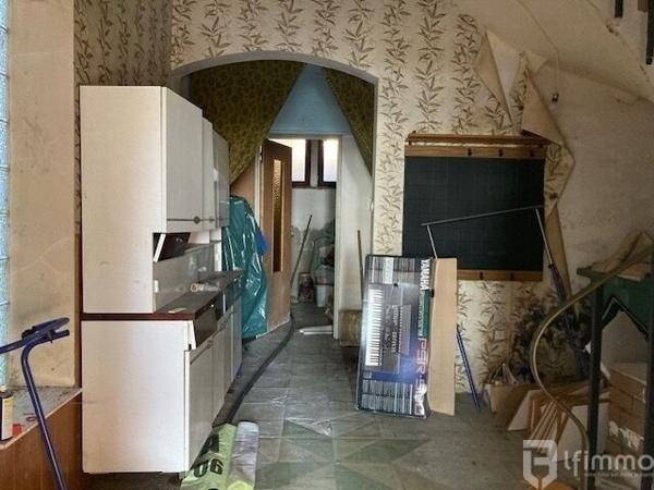 Ensemble immobilier : Un Local Commercial + Appartement Duplex.