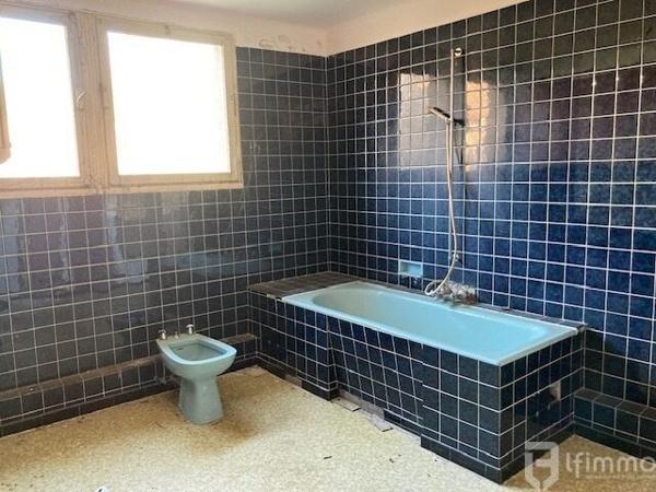 Ensemble immobilier : Un Local Commercial + Appartement Duplex.