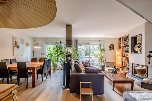 A Veigy, duplex de charme aux beaux volumes avec piscine, à deux pas de la frontière.